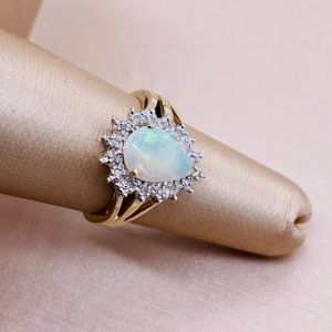 EUC Vintage 10k Yellow Gold Pear Shaped Opal Ring w/ Diamond Halo